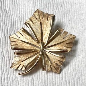 Vintage Crown Trifari Brushed Gold‎ Tone Leaf Brooch Pin Signed